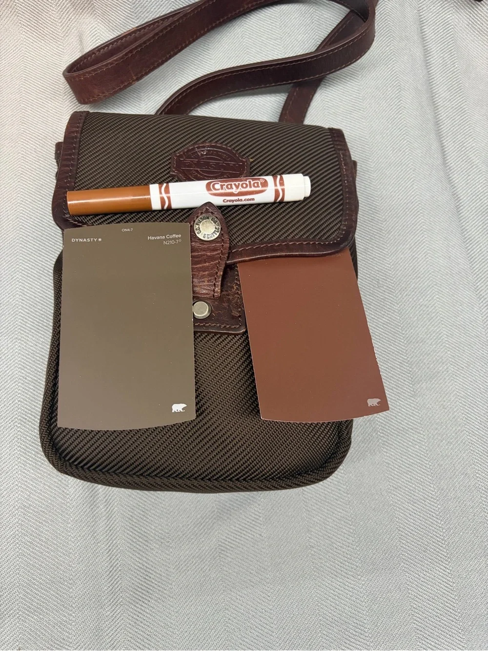 Filson Crossbody adjustable strap multi pocket chocolate brown sm. Field bag